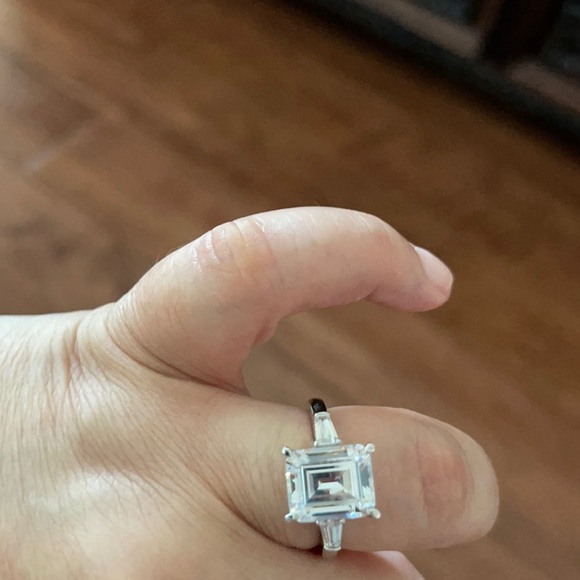 Emerald Moissanite with tapered baguette ring - Picture 1 of 4
